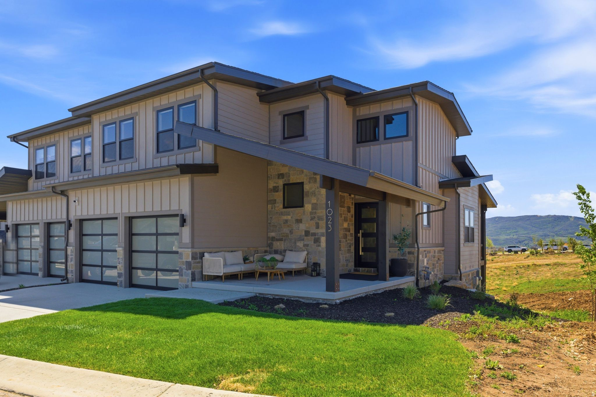 MAYFLOWER LAKESIDE - Residential