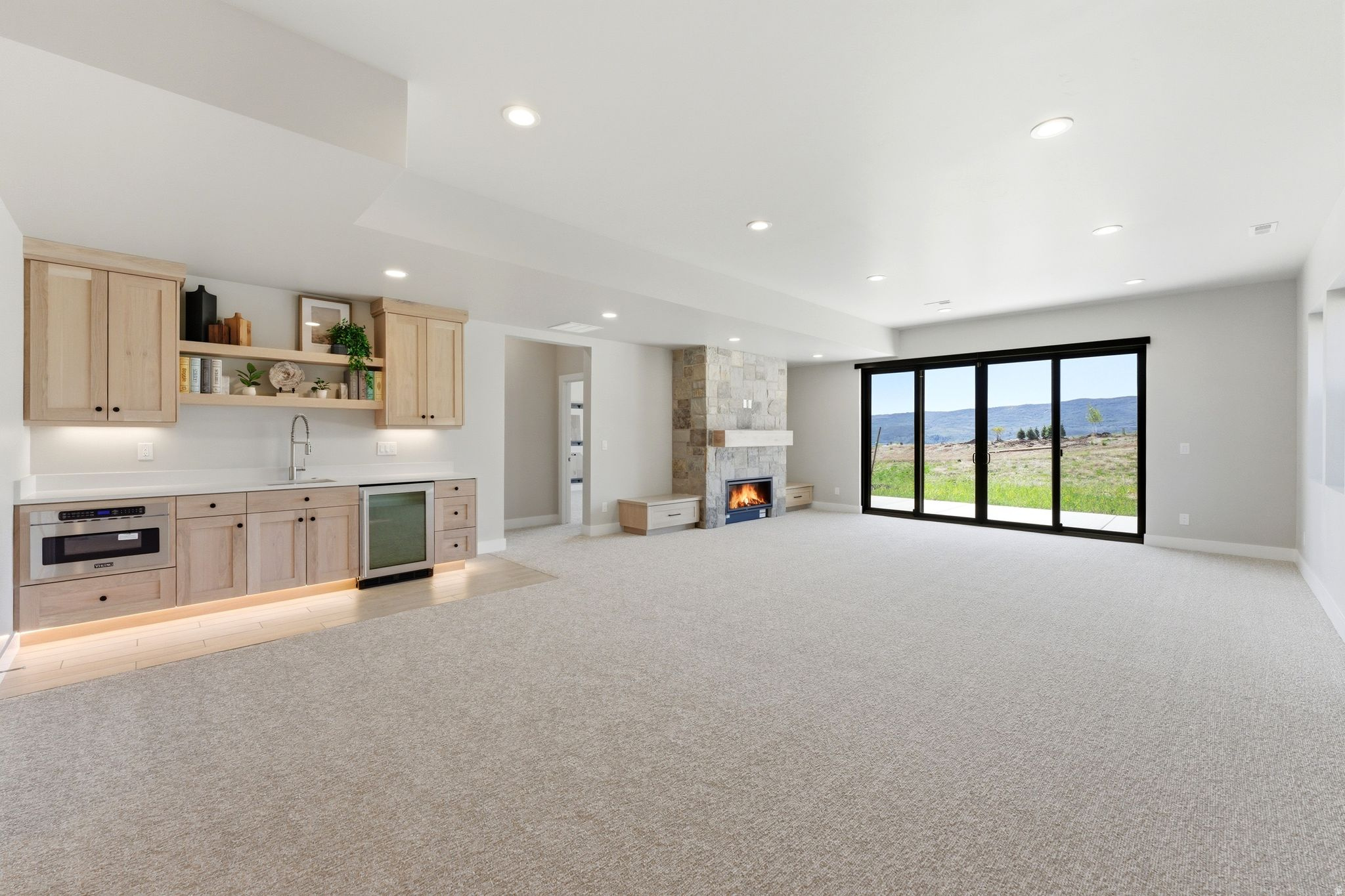 MAYFLOWER LAKESIDE - Residential