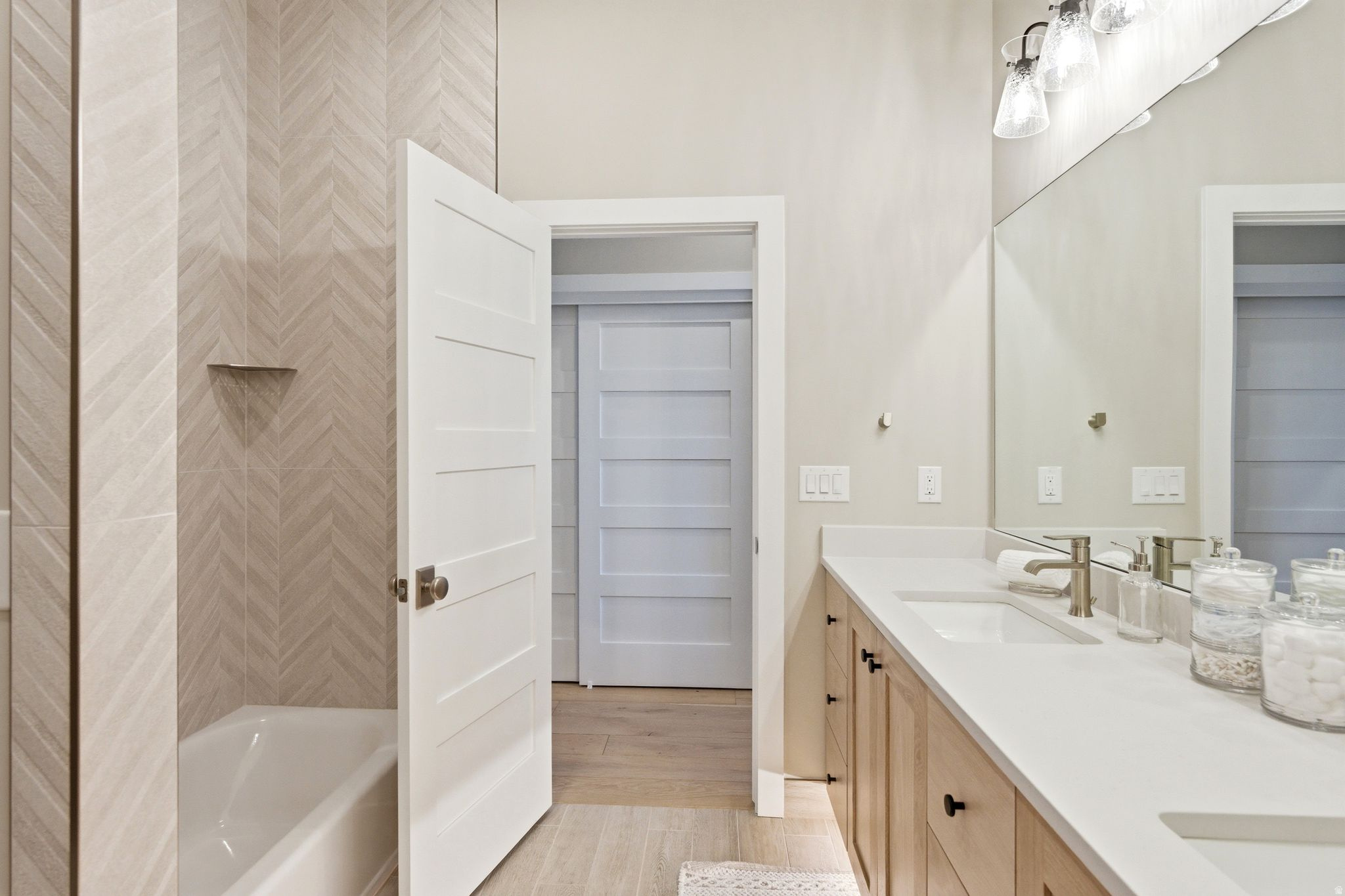 MAYFLOWER LAKESIDE - Residential