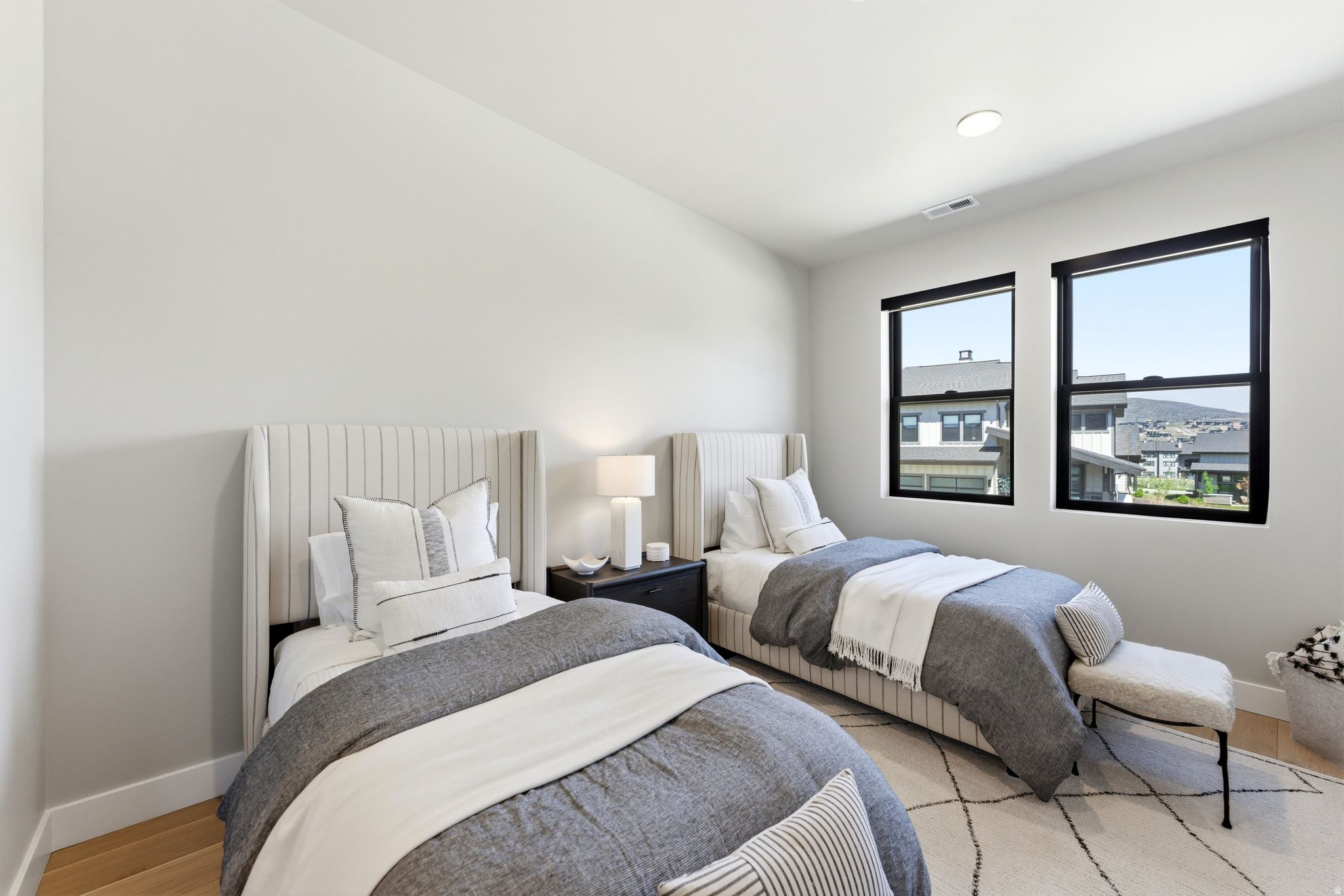 MAYFLOWER LAKESIDE - Residential