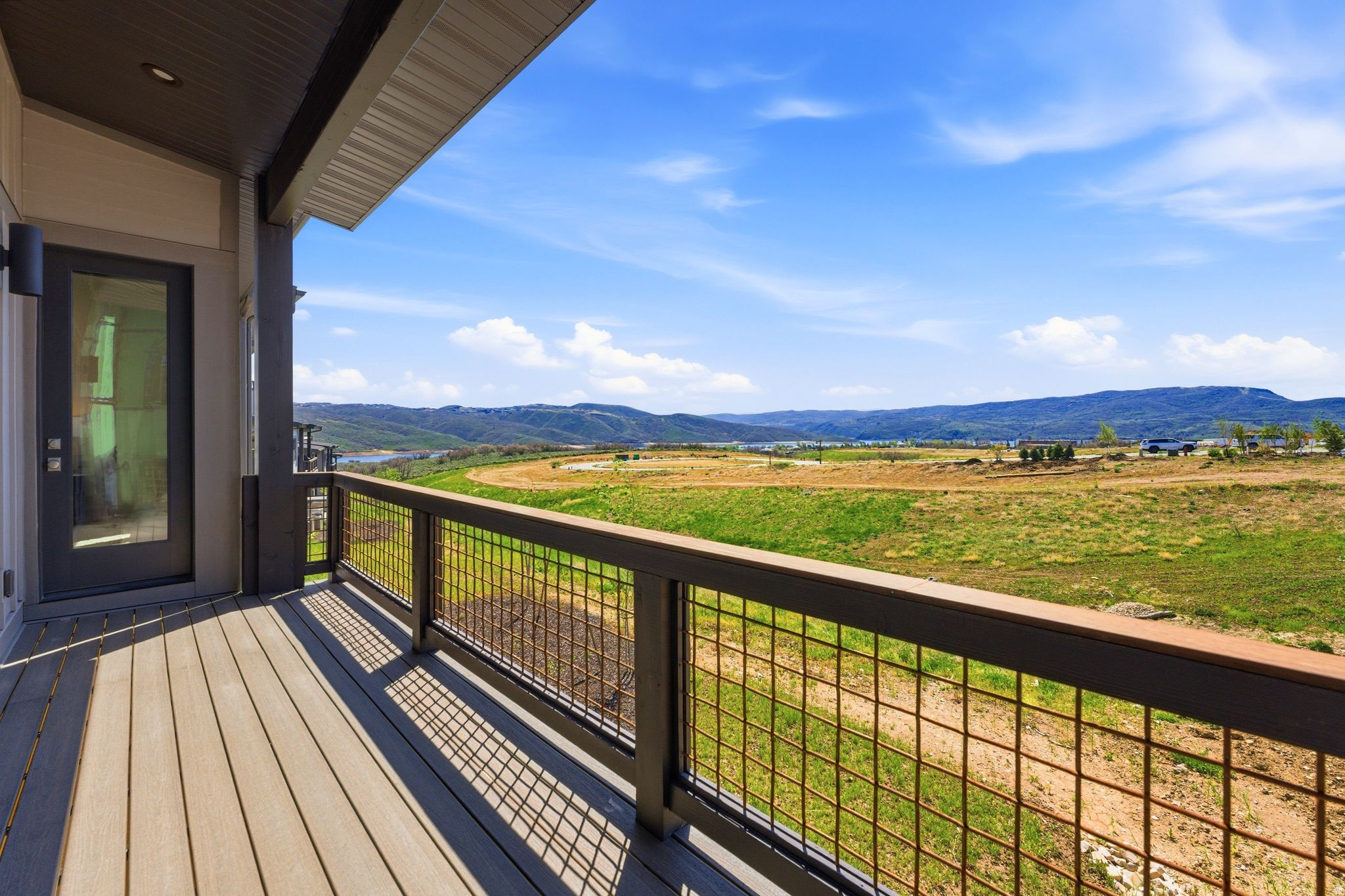 MAYFLOWER LAKESIDE - Residential