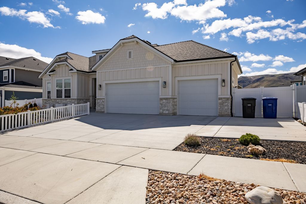 Photo of 6581 W SHAWNEE MARIE WAY, Herriman, UT 84096 (MLS # 2149280)