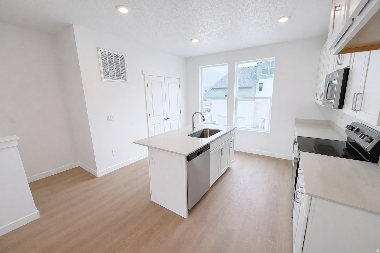 BEACON POINTE - Residential