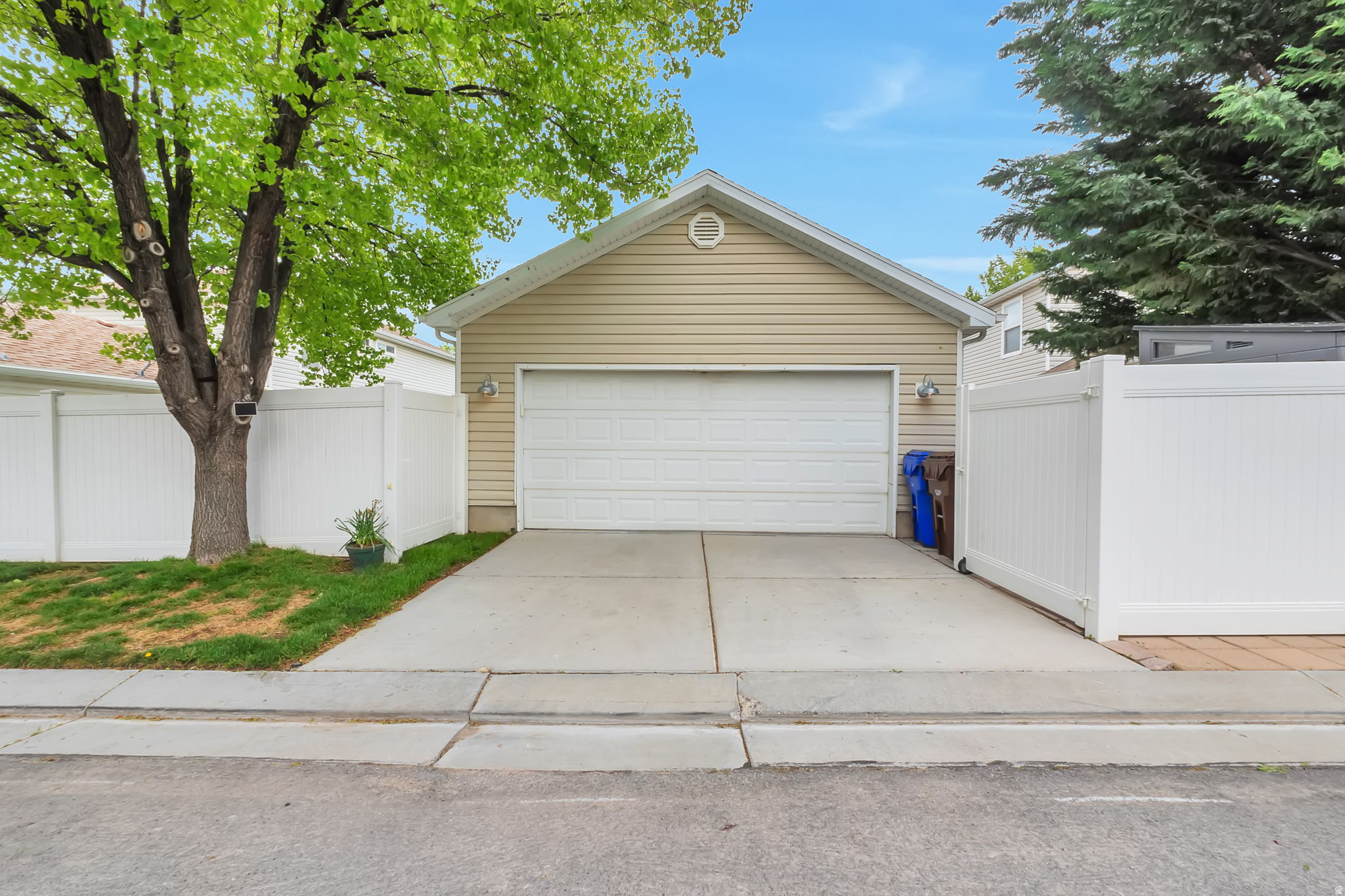 ASH POINT AT SADDLE - Residential