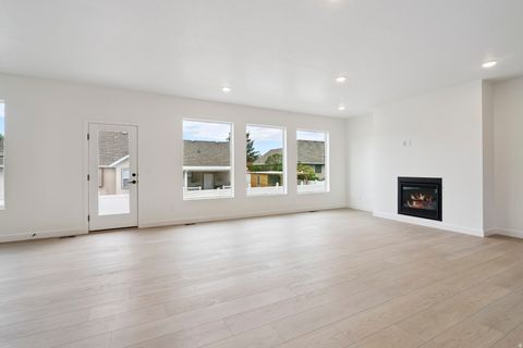 Tiny photo for 1061 W MAHOGANY ST, Saratoga Springs, UT 84045 (MLS # 2121902)