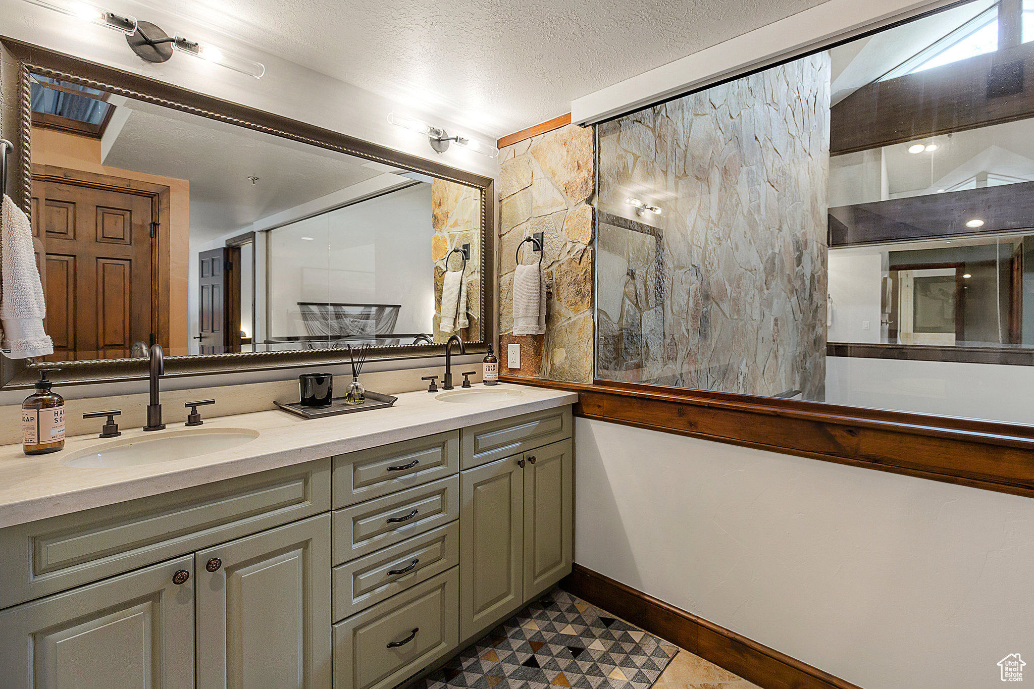 FAWNGROVE CONDOMINIUM - Residential Lease