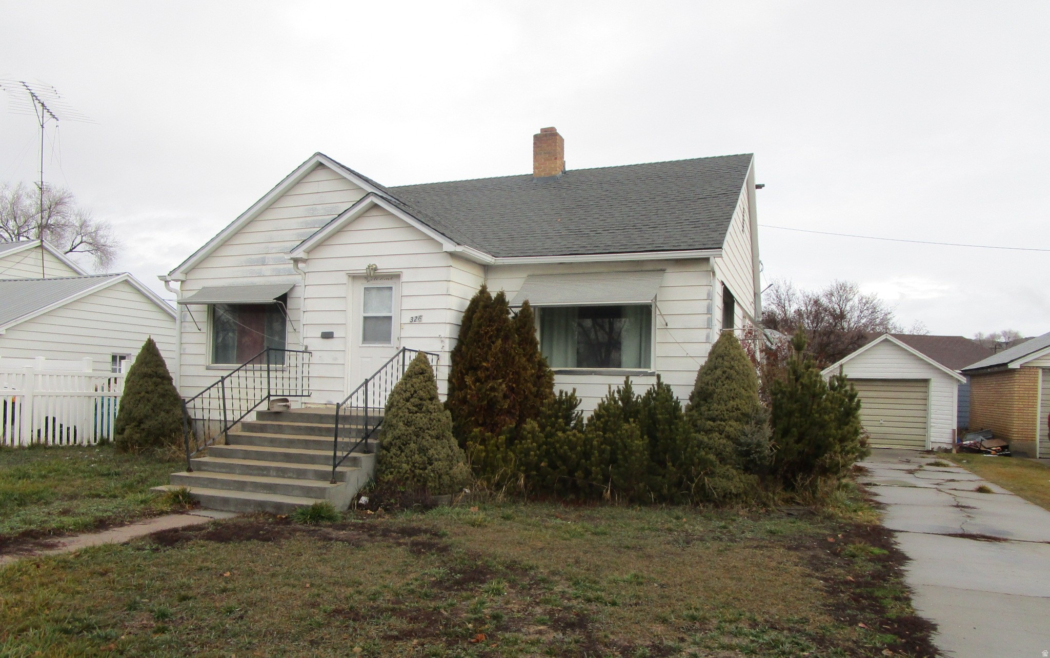 Main image without alt text