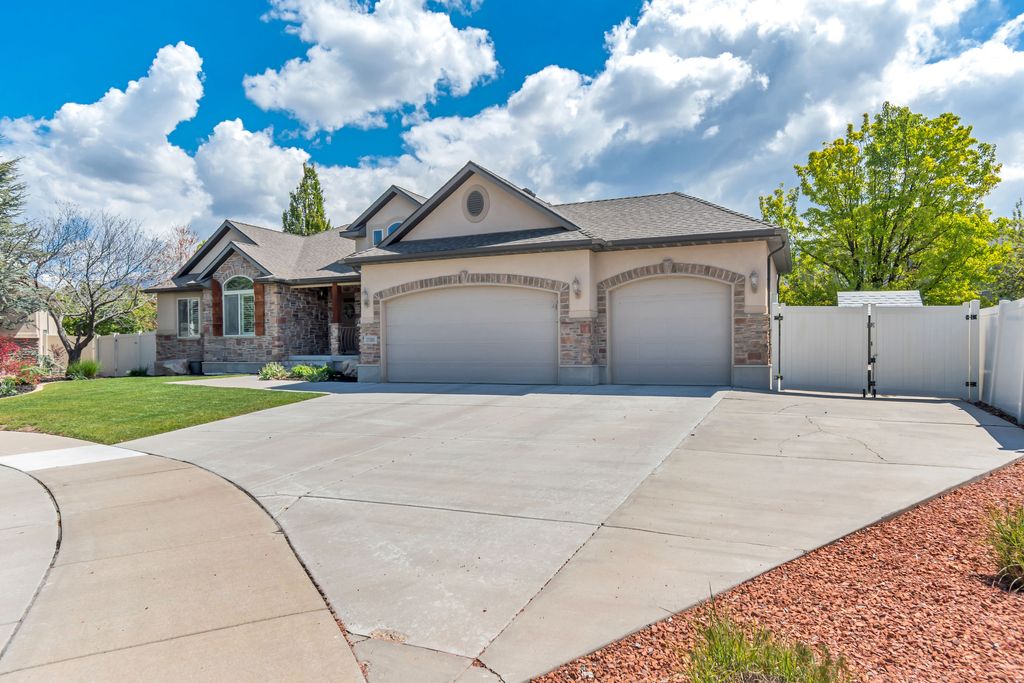 Photo of 13181 S COUGAR RIDGE RD, Draper, UT 84020 (MLS # 2155268)