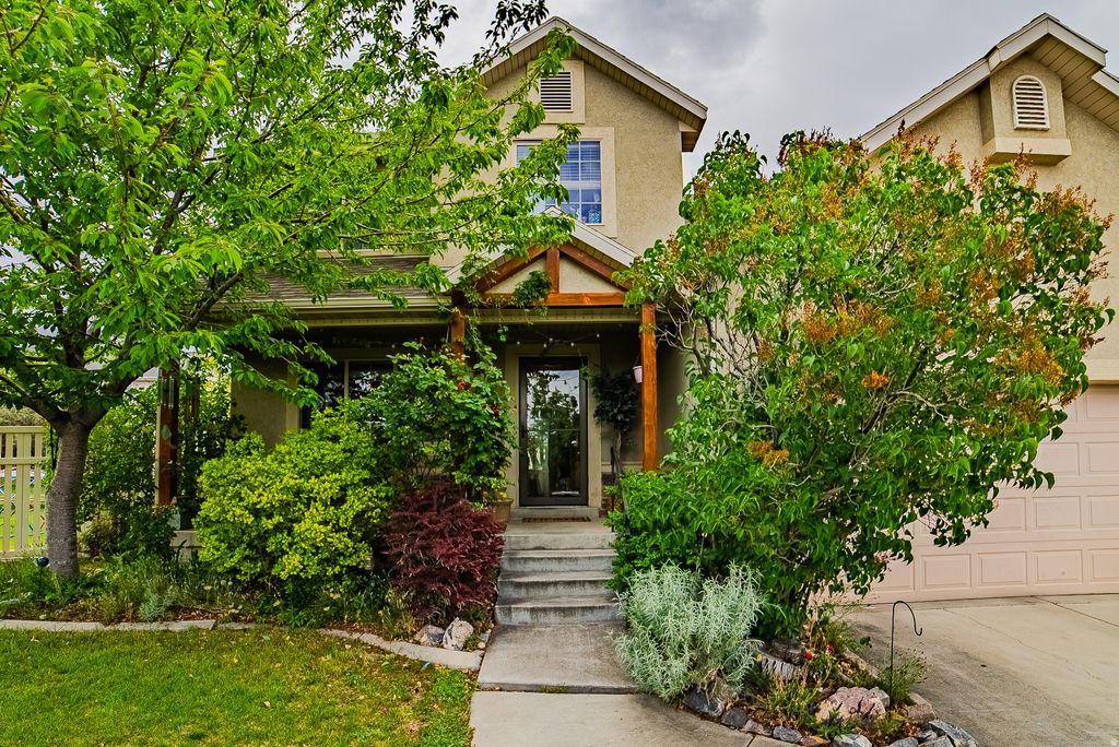 Photo of 858 W MUSTANG CIR, Saratoga Springs, UT 84045 (MLS # 2158276)