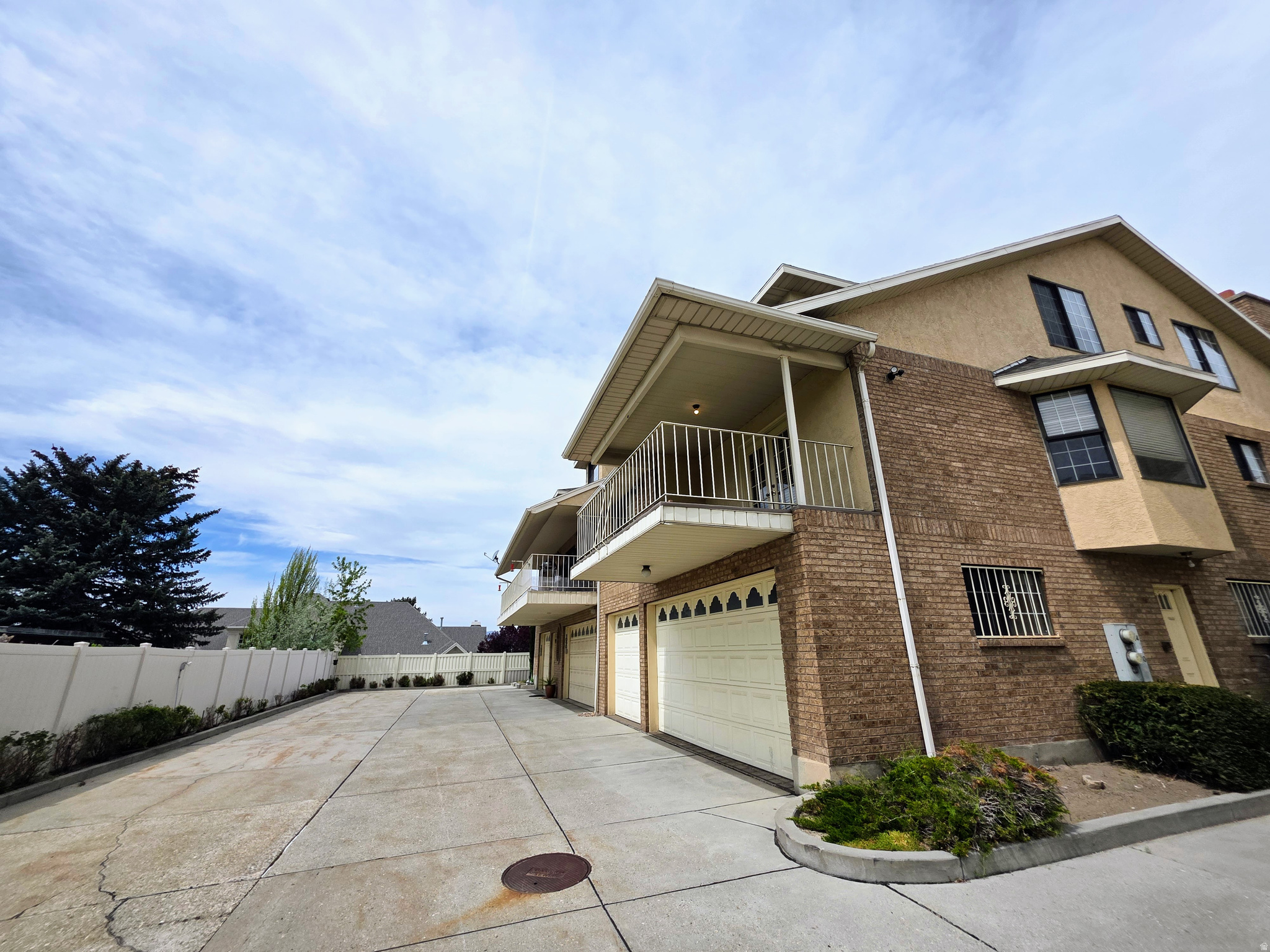 EDINBURGH CONDOMINIUS - Residential