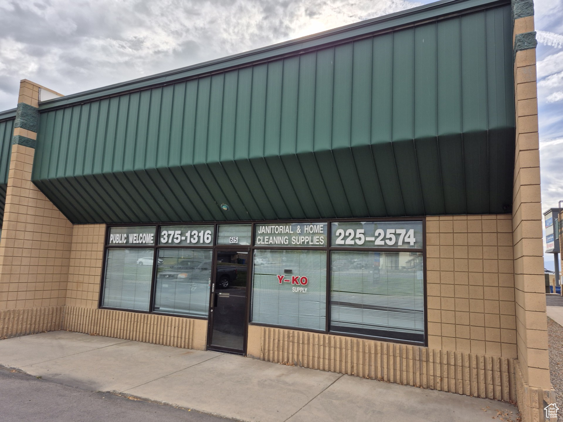 Prominent visibility from I-15; signage on both front and rear fascia. Traffic counts: 1200 West: 8,700 800 North: 40,000 I-15 North: 186,000 Demographics (3 mile radius): Population 229,500 Median household income $85,900 Rent is $11.20 psf annually, triple net.