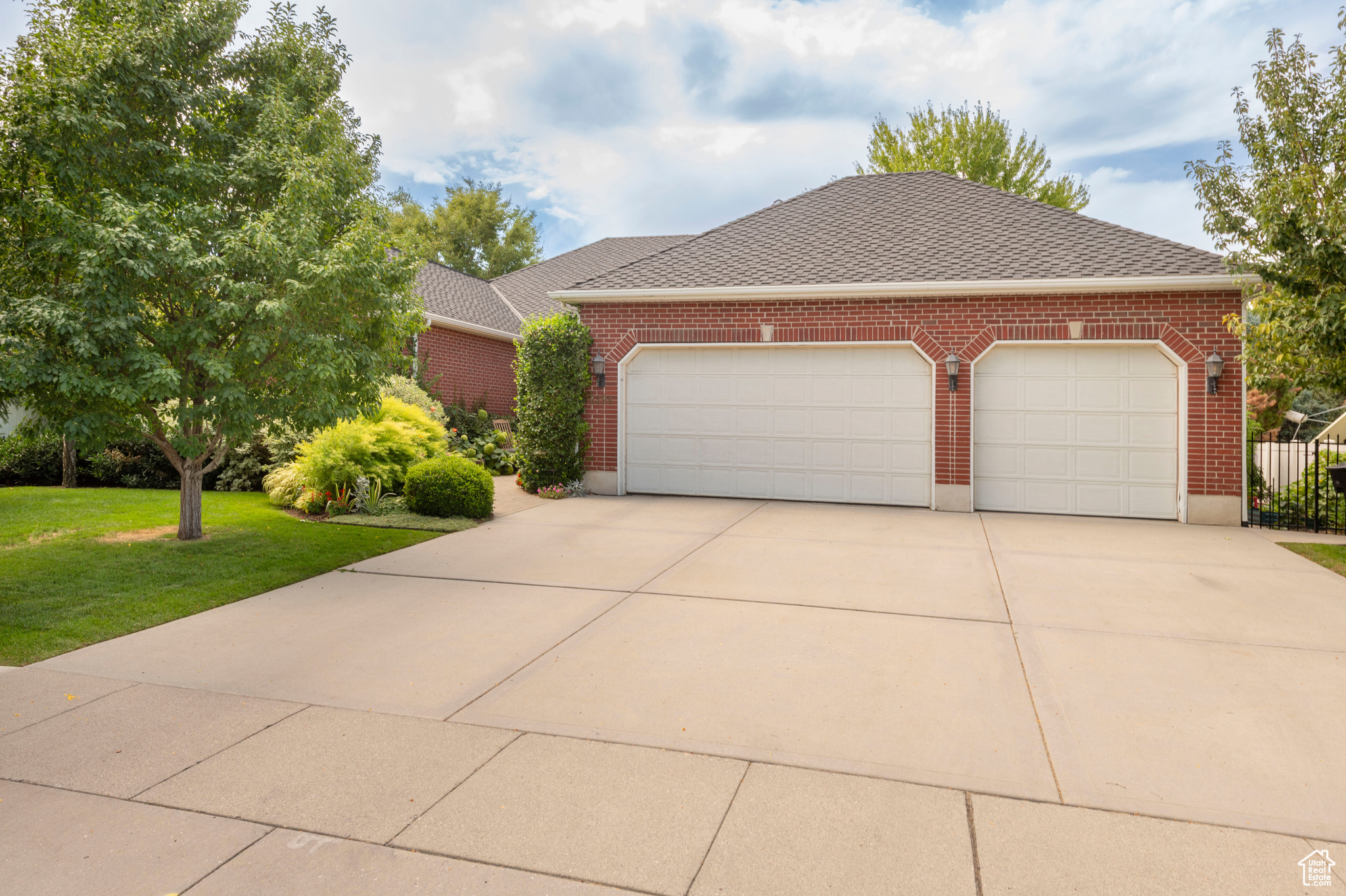 COUNTRY GARDEN ESTATES - Residential