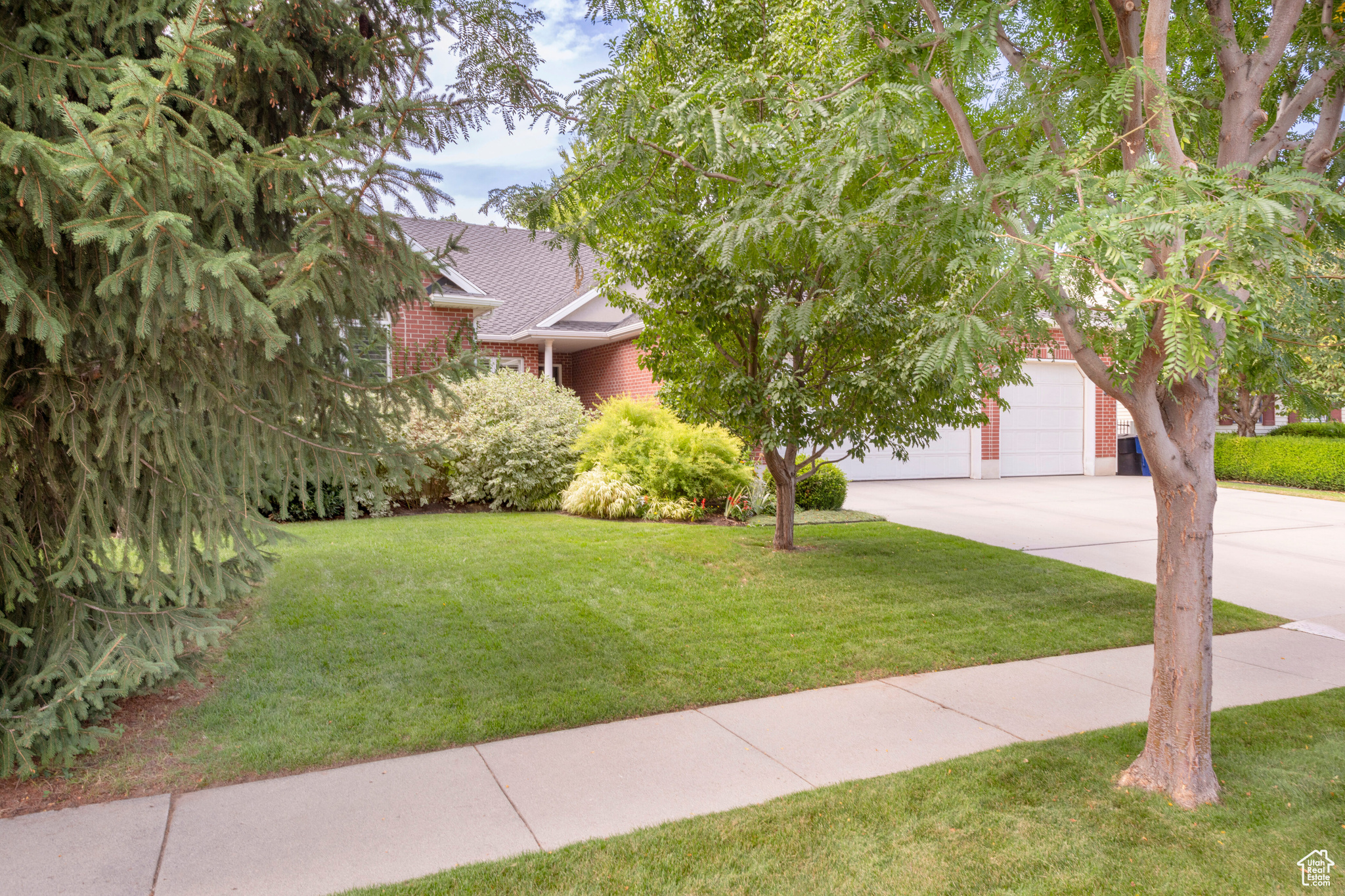 COUNTRY GARDEN ESTATES - Residential