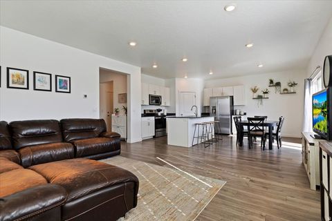 Tiny photo for 442 N COMMODORE LN, Saratoga Springs, UT 84045 (MLS # 2149071)
