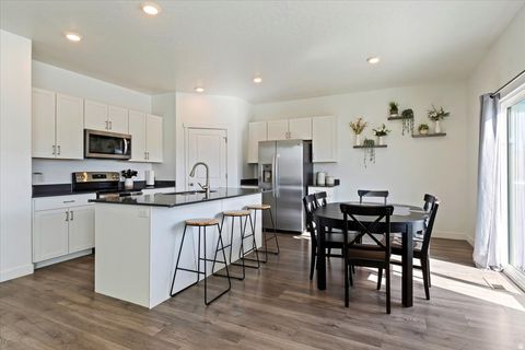 Tiny photo for 442 N COMMODORE LN, Saratoga Springs, UT 84045 (MLS # 2149071)