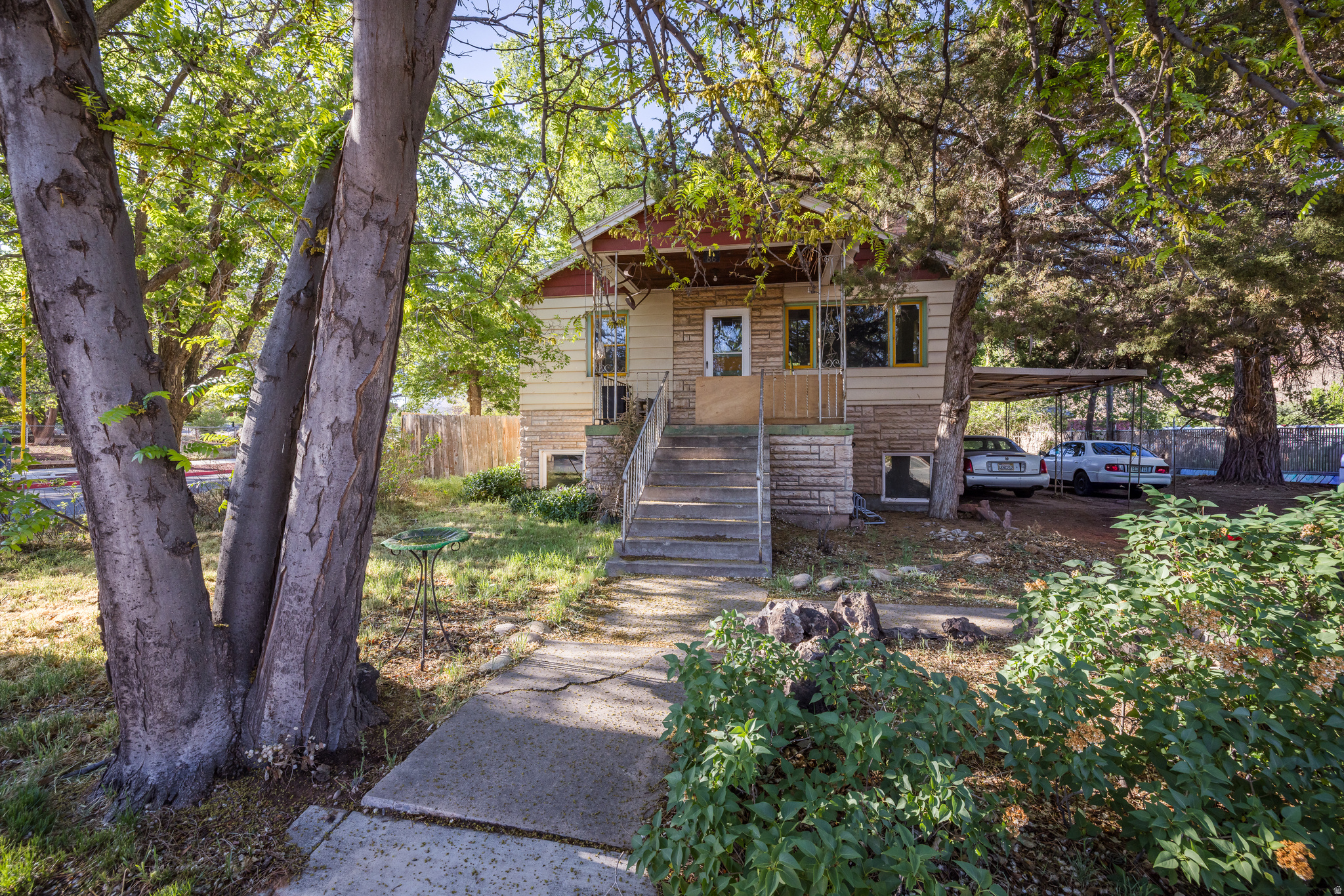 Main image without alt text