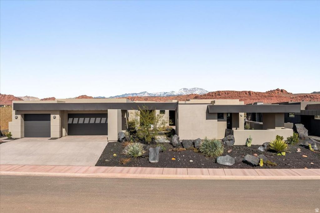 Photo of 2896 W BLACKHAWK RIDGE CIR, Saint George, UT 84770 (MLS # 2140905)