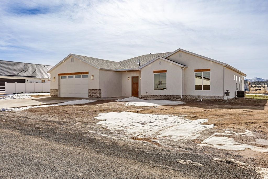 Photo of 762 E 300 S, Enterprise, UT 84725 (MLS # 2141244)