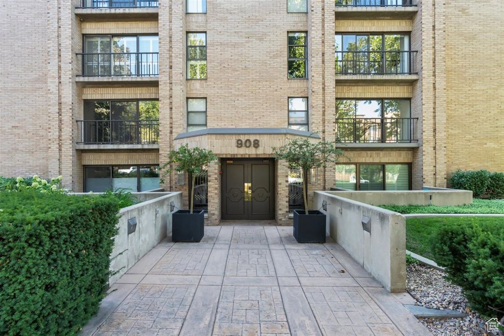 Photo of 908 E SOUTH TEMPLE ST #3E, Salt Lake City, UT 84102 (MLS # 2108986)