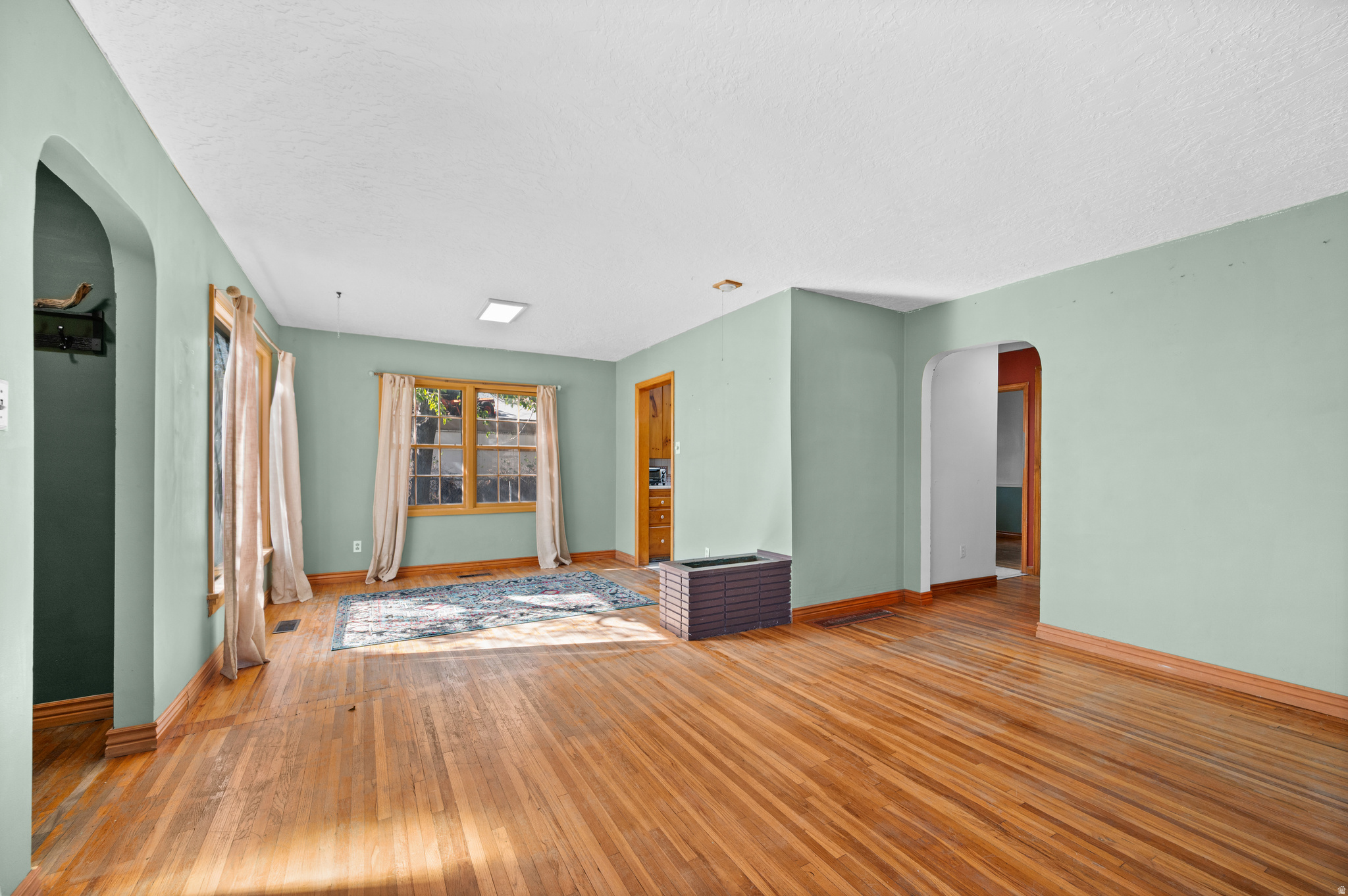 FIVE ACRE - Commercial Sale