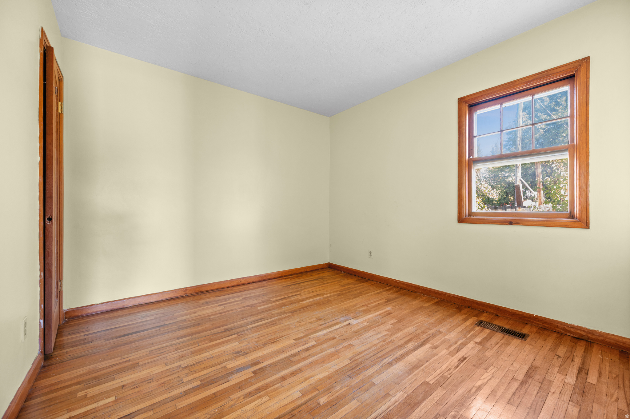 FIVE ACRE - Commercial Sale