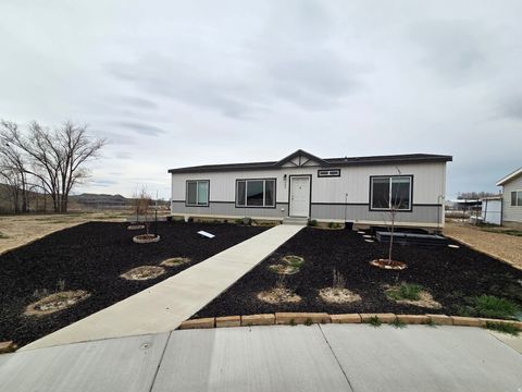 Homes For Sale - 704 E Pine St<br/> Wellington, UT 84542