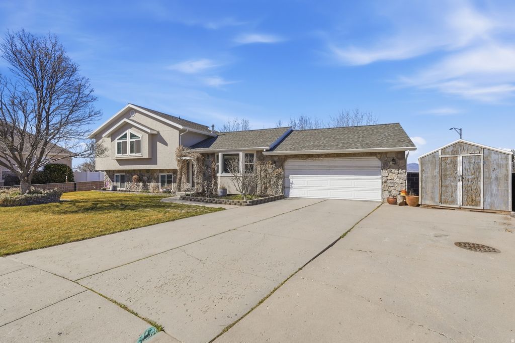 Photo of 1320 E WOODHILL CIR, Sandy, UT 84092 (MLS # 2142905)