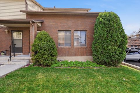 Townhouse For Sale - 1113 Country Hills Dr #E1<br/> Weber County, Ogden, UT 84403