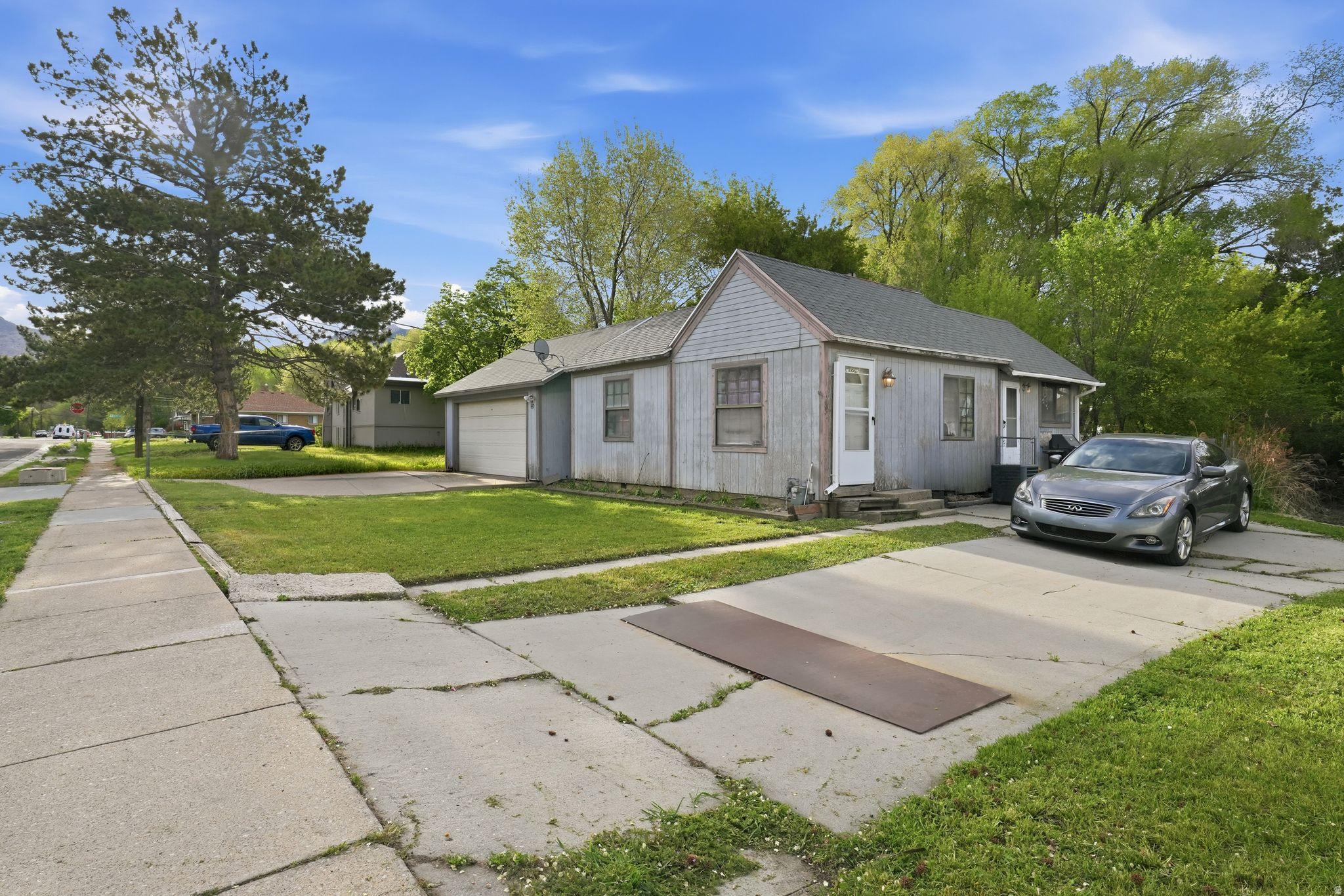 Main image without alt text