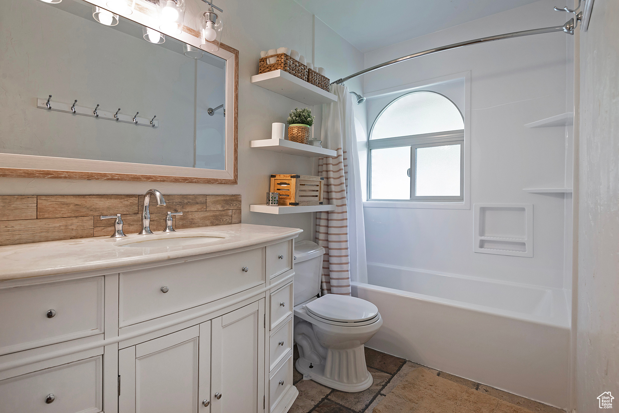 North Salt Lake, Utah 84054, United States, 4 Bedrooms Bedrooms, ,3 BathroomsBathrooms,Residential,Pending,141153