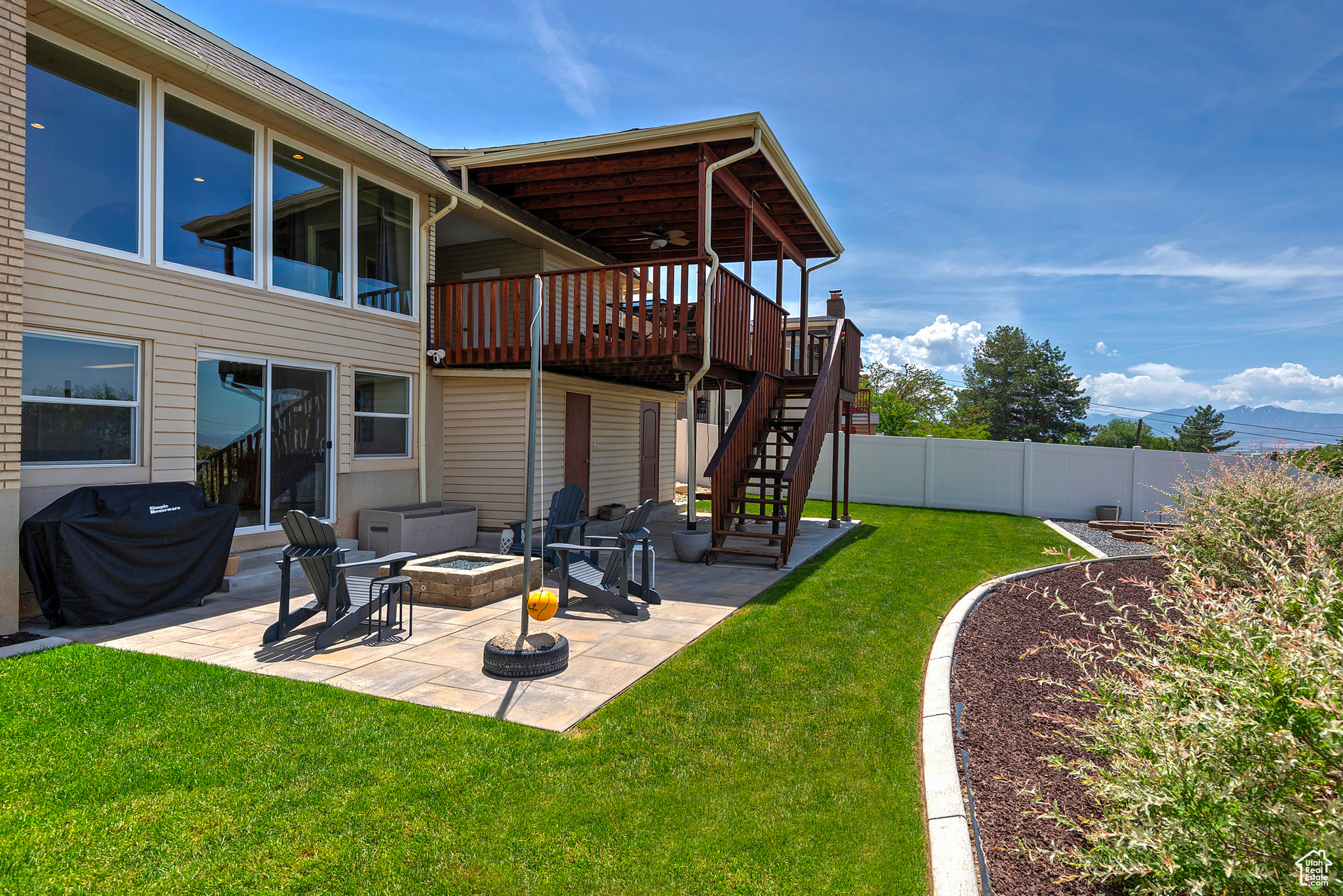 North Salt Lake, Utah 84054, United States, 4 Bedrooms Bedrooms, ,3 BathroomsBathrooms,Residential,Pending,141153