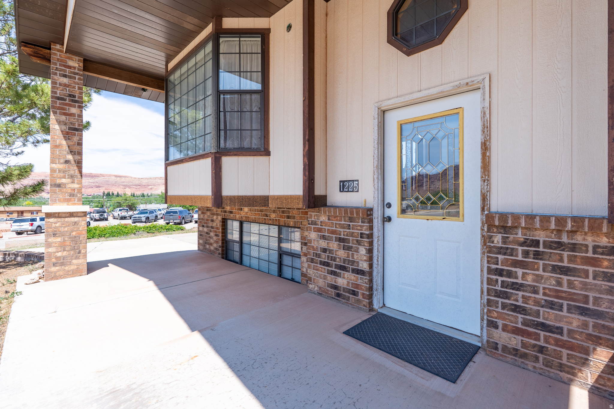 Main image without alt text