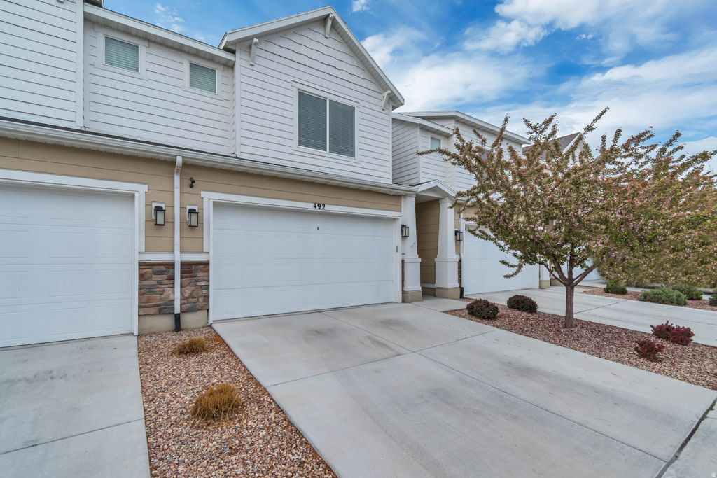 Photo of 492 FOX CHASE LN S, Saratoga Springs, UT 84045 (MLS # 2151686)