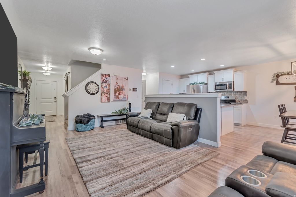 Photo of 492 FOX CHASE LN S, Saratoga Springs, UT 84045 (MLS # 2151686)