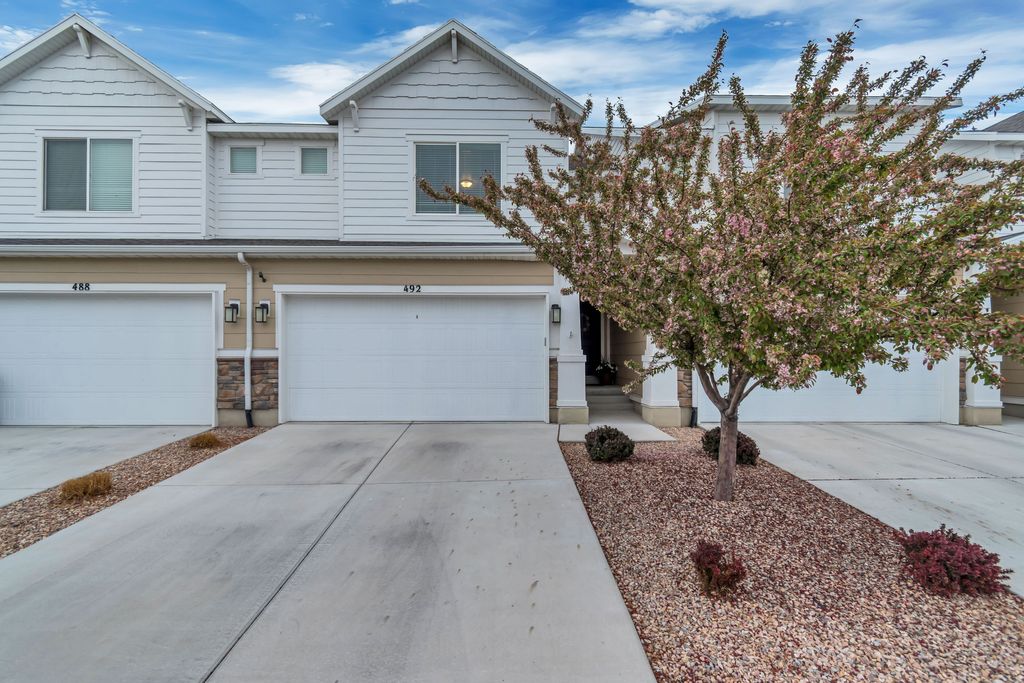 Photo of 492 FOX CHASE LN S, Saratoga Springs, UT 84045 (MLS # 2151686)
