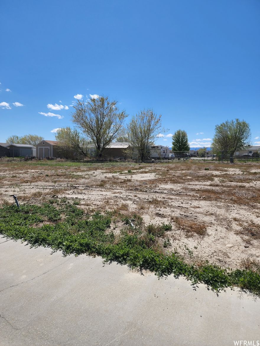 Motivated seller, place your new manufactured home on this lot, utilities are close. Buyer is to verify the location and cost of all utilities.
