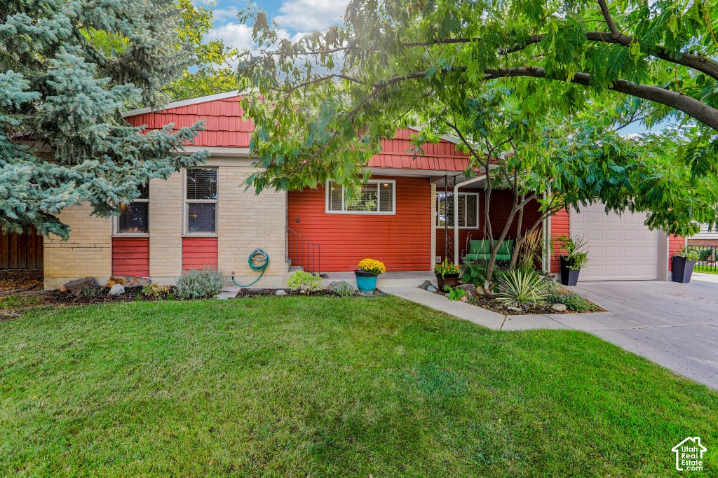 Photo of 7449 S BRIDGEWATER DR, Cottonwood Heights, UT 84121 (MLS # 2188603)