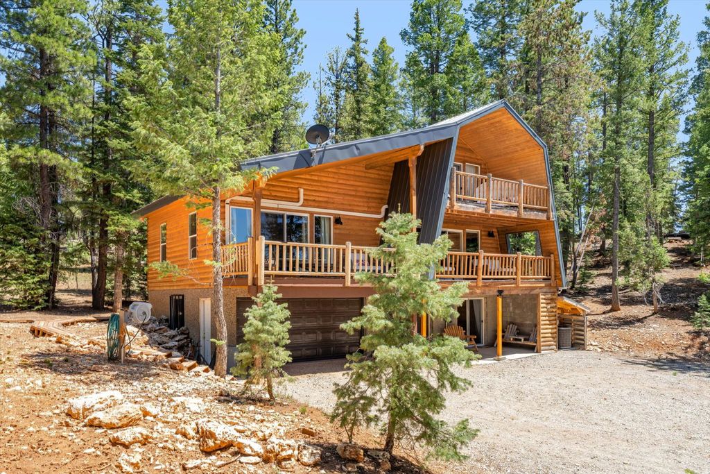 Photo of 570 N SKYLINE CIR, Duck Creek Village, UT 84762 (MLS # 2166492)