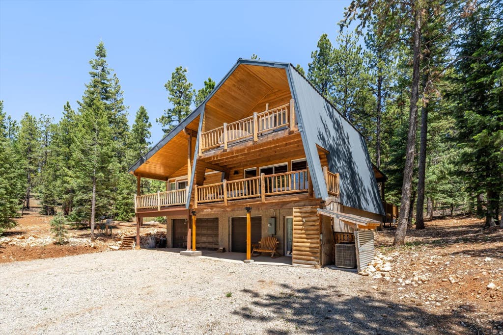 Photo of 570 N SKYLINE CIR, Duck Creek Village, UT 84762 (MLS # 2166492)