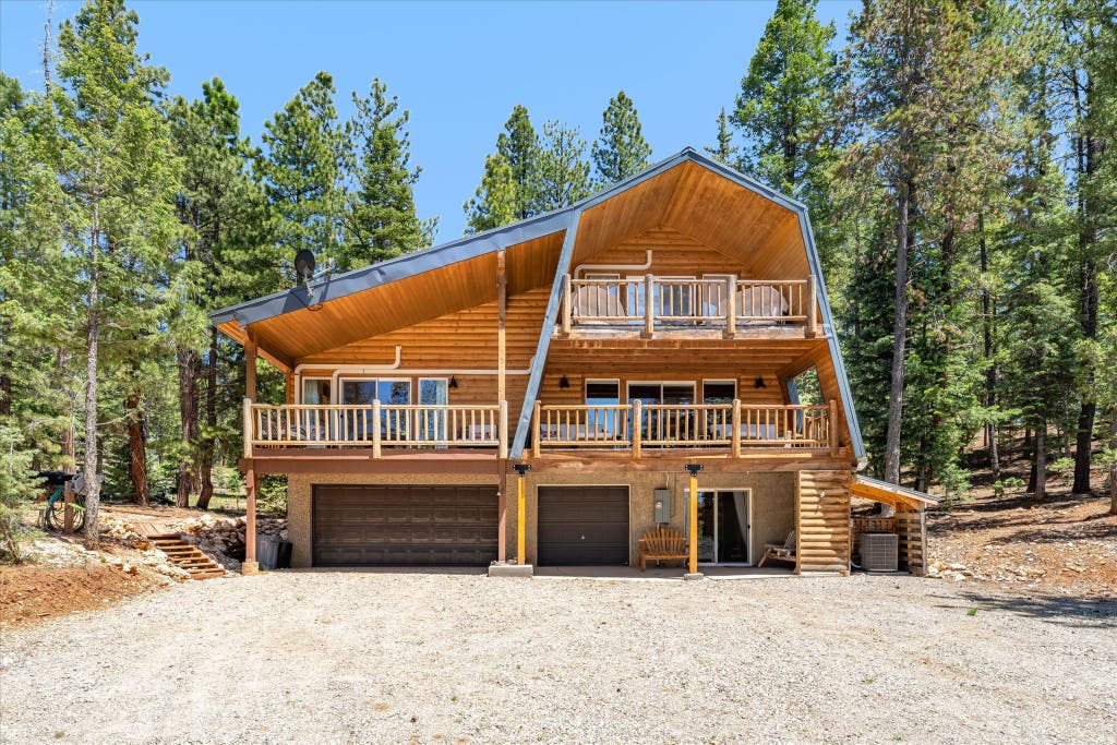 Photo of 570 N SKYLINE CIR, Duck Creek Village, UT 84762 (MLS # 2166492)
