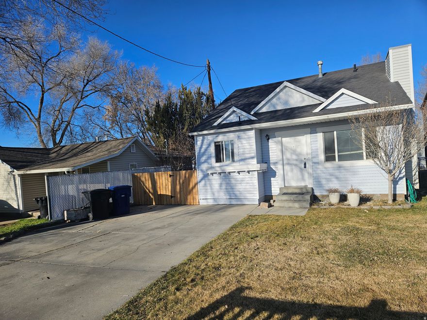 A BEAUTIFUL, CLEAN AND READY HOME IN MAGNA. YOU MUST SEE THIS HOUSE. CLOSE TO SCHOOLS, SHOPPING AND FREEWAY ACCESS. Sq ft per county records. Buyers to verify all information.