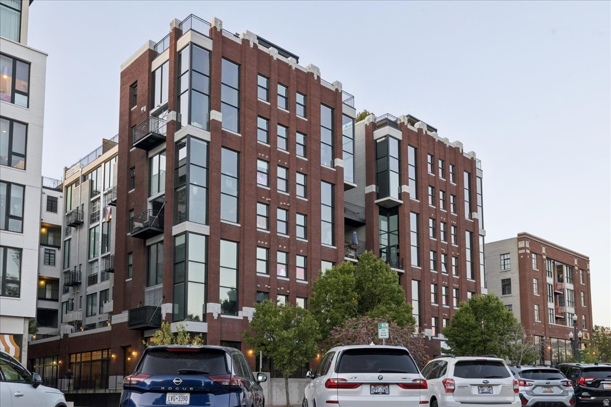 BROADWAY PARK LOFTS - Residential