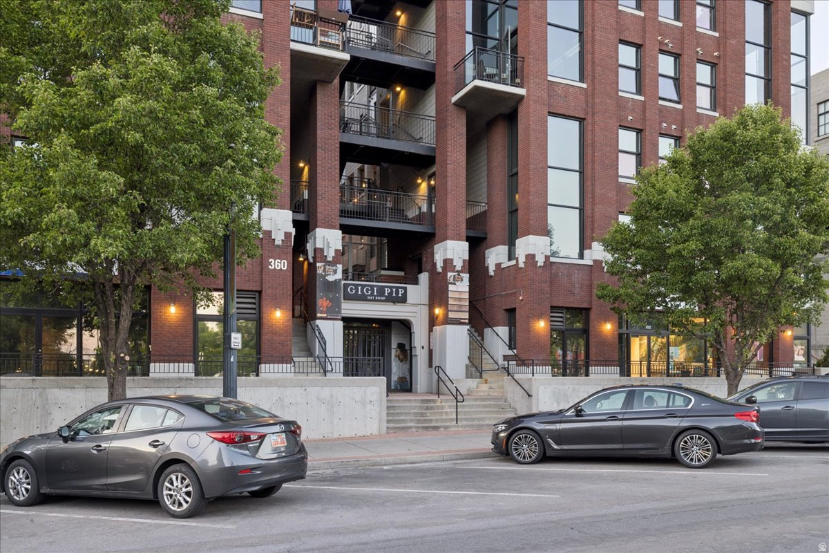 BROADWAY PARK LOFTS - Residential