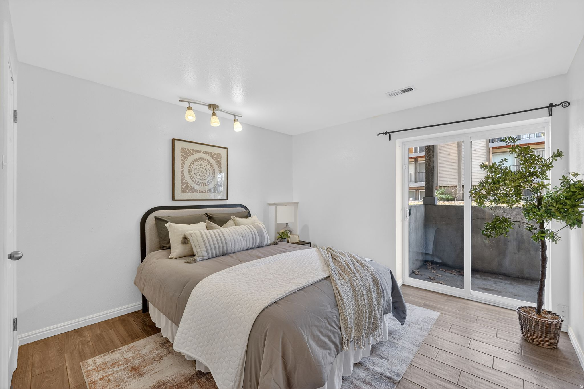 CREEKSIDE EAST CONDM - Residential