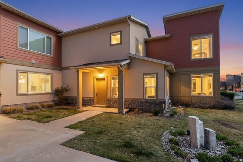 Townhouse For Sale - 3708 W Periwinkle Dr<br/> South Jordan, UT 84095