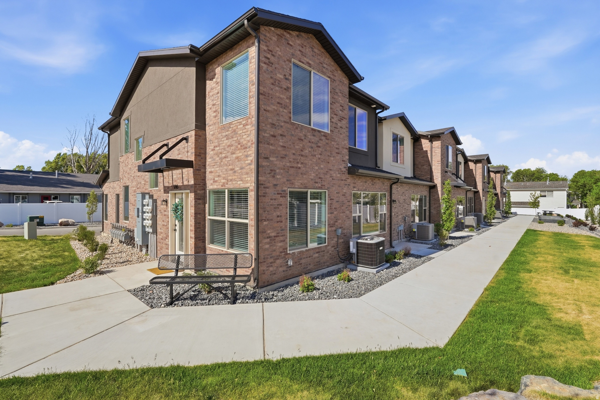DYLANS TONWHOMES - Residential