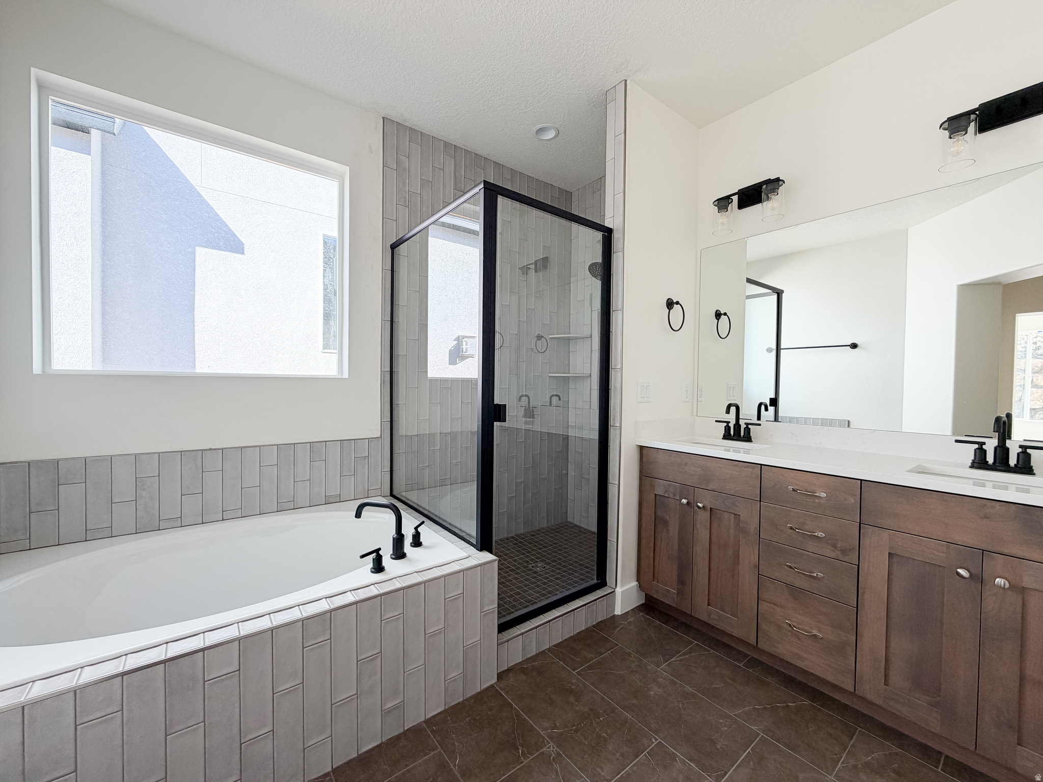 HIDDEN OAKS - Residential