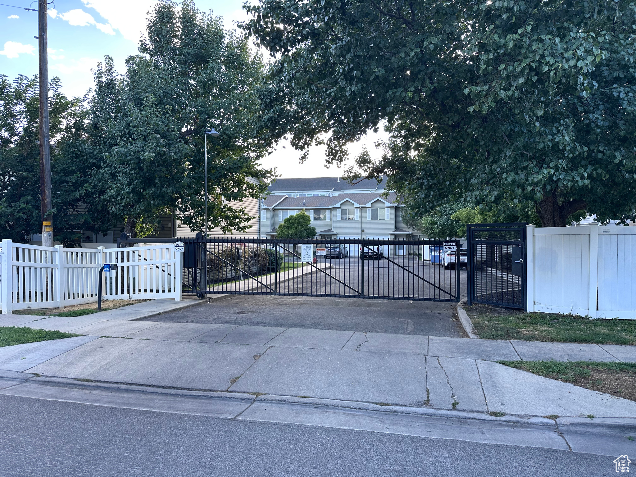 HIDDEN OAKS - Residential