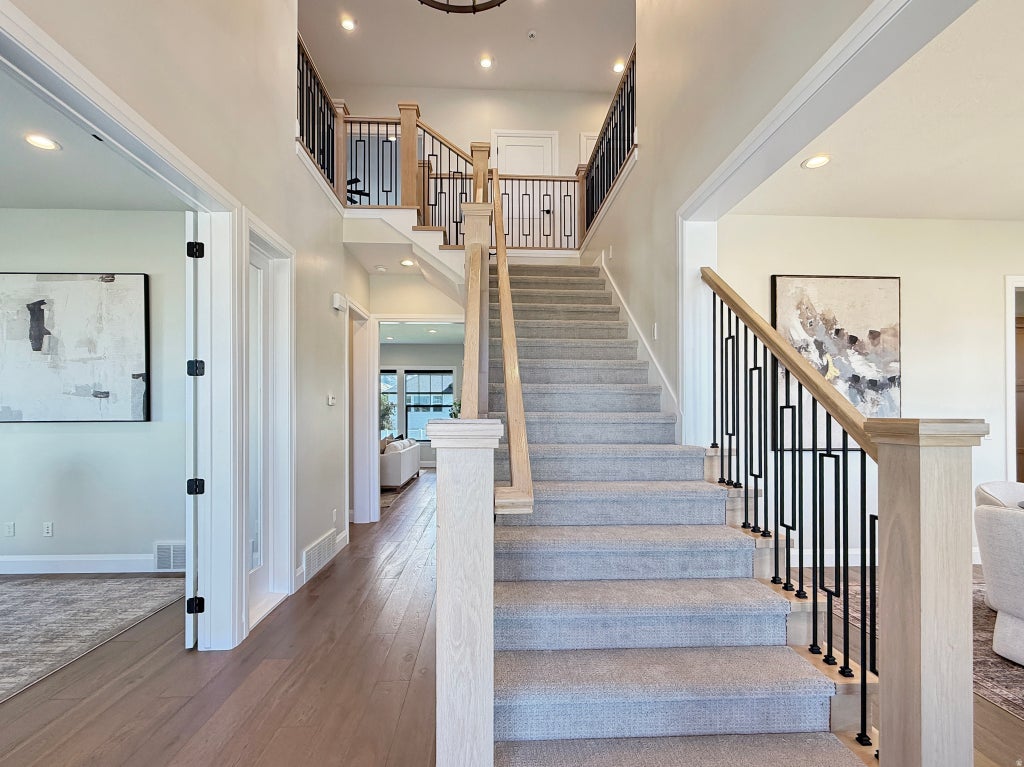 Photo of 547 W PEAK VIEW LN, Farmington, UT 84025 (MLS # 2179235)