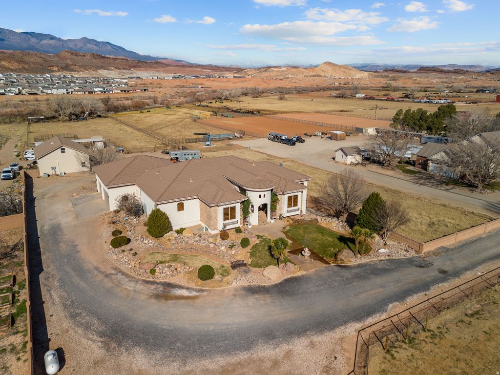 Photo of 2911 E WASHINGTON DAM RD, Washington, UT 84780 (MLS # 2138001)